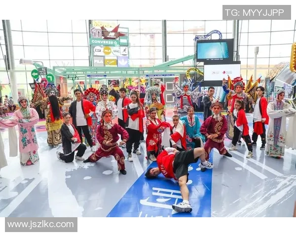 足球明星与中国舞女的完美结合展现魅力与风采的精彩瞬间