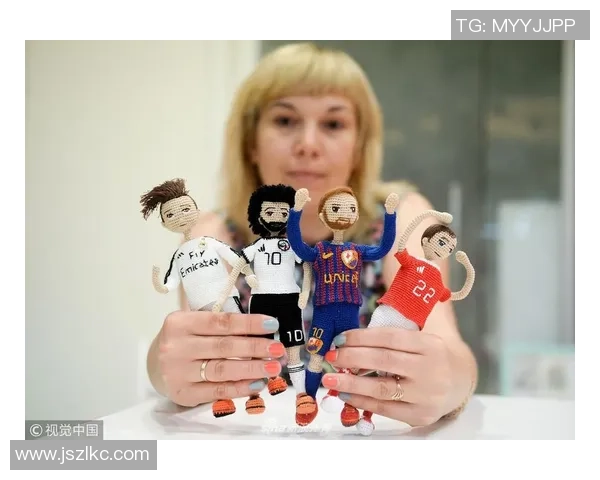 足球明星钩织艺术作品展现运动与创意的完美结合